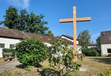 Etwa vier Meter hoch ist das Kreuz aus Eichenholz, das vor der Kirche in Resse steht. Foto: Sabine Meinen