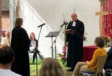 Mit Gebet und Segen führte Superintendent Holger Grünjes Pastorin Jessica Jähnert-Müller in ihren Dienst in St. Nikolai ein.
