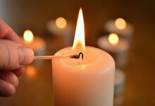Gottesdienstbesucherinnen und -besucher können ein Licht mitnehmen, das über den Frauensonntag hinaus leuchtet. Foto: congerdesign auf Pixabay