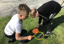 Mario und Thilo versuchen, trotz des frischen Windes Riesenseifenblasen in die Luft zu schicken. Foto: Andrea Hesse