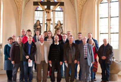 Christian Conradi und Holger Grünjes (hinten von links) begrüßten die Kirchenmusikerinnen und -musiker zu ihrer Jahreskonferenz in der St.-Petri-Kirche