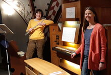 Kirchenmusikerin Susanne Fiedler (rechts) und Angelika Küper (Querflöte) während einer Videoaufnahme in der St.-Nikolaikirche Kirchhorst. Foto: Jessica Jähnert-Müller