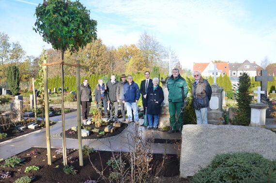 Pastorin Bettina Praßler-Kröncke (von links) und Inge Aping vom Friedhofsbüro der Elisabethgemeinde stellen Meinekes Garten gemeinsam mit den beteiligten Gewerken vor. Foto: Andrea Hesse