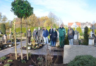 Pastorin Bettina Praßler-Kröncke (von links) und Inge Aping vom Friedhofsbüro der Elisabethgemeinde stellen Meinekes Garten gemeinsam mit den beteiligten Gewerken vor. Foto: Andrea Hesse