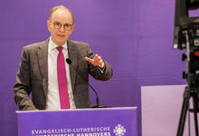 Landesbischof Ralf Meister regte in seinem Bericht vor der Landessynode den Appell zur Schutzimpfung an. Foto: Jens Schulze