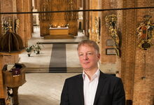 Prof. Dr. Guntars Prānis in der Petrikirche in Riga. Foto: Prānis/Förderverein Orgel der Petri-Kirche Riga, Montage: Martin Pabst