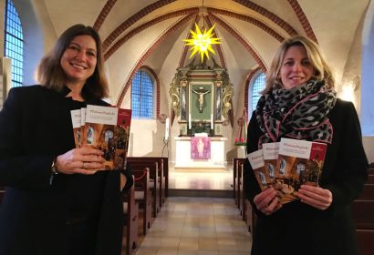 Wera Holthaus (links) und Pastorin Silke Noormann freuen sich über die frisch gedruckte „Weihnachtsglocke“.