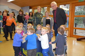 Dezernent Erwin Jordan (von rechts), Kitaleiterin Regina Kießling und Fachberaterin Christiane Allner feierten die Übergabe der Zertifikate mit Kindern und Erzieherinnen. Foto: A. Hesse