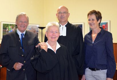 „Du kannst Herzen öffnen“: Heide-Gret Koch (vorne) mit dem Kirchenkreistagsvorsitzenden Friedrich Engeling, Superintendent Holger Grünjes und der Brelinger KV-Vorsitzenden Marion Bernstorf. Foto: Andrea Hesse
