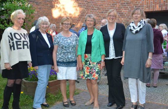 Ulrike Jagau (Zweite von links) wurde aus der Frauenarbeit im Kirchenkreis verabschiedet; Heike Rietschel (von links) Dörte Behn-Hartwig, Ulrike Stadler, Isabell Schulz-Grave und Marion Doering führen die Arbeit weiter. Foto: Andrea Hesse
