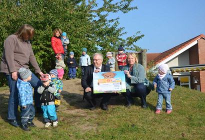 Scheckübergabe in der Kita am Annemarie-Nutzhorn-Weg: Heike Eggers und ihr Team freuen sich über die real-Spende, die Geschäftsleiter Herbert Zieske überbrachte. Foto: Andrea Hesse