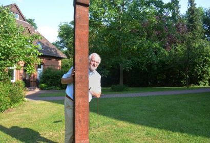 „Ein großes Stück Zuhause“: Volkmar Biesalski vor dem Pfarrhaus in Bissendorf. Foto: Andrea Hesse