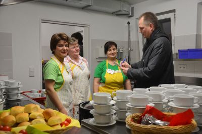 Pressetermin: NHZ-Redakteur Roman Rose unterhält sich mit Köchin Kazimera Piechowska (Zweite von links) und ihrem Team. Foto: Andrea Hesse