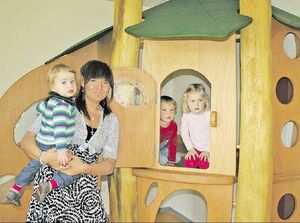 sie probieren das neue Märchenhaus in der Krippe gleich mal aus: Paula (1, von links), erzieherin lydia Frank, leon (2) und Marit (3). Foto: Jarolim-Vormeier