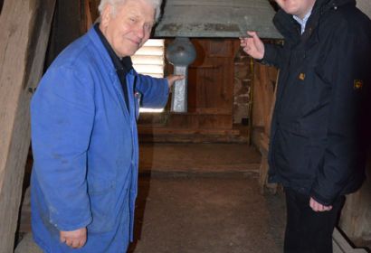 Sie wollen die „Stimme Engelbostels“ erhalten: Rainer Müller-Jödicke und Günther Kisselbach neben der Glocke aus dem Jahr 1651. Foto: A. Hesse