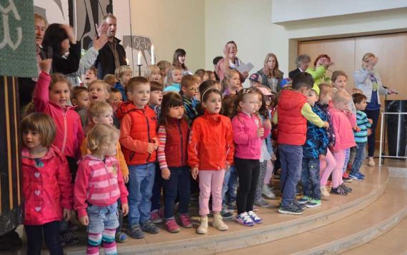 Mit dem gemeinsam gesungenen Lied „Wir feiern heut ein Fest“ eröffneten die Kinder der Kita Zum Guten Hirten den Gottesdienst. Foto: Andrea Hesse