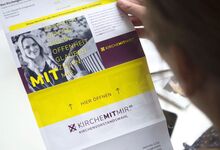 Modern und emotional anpsrechend: Die Wahlbenachrichtigung in Form eines Selfmailers wird ab 6. Februar von den Gemeindebüros verschickt. Foto: gobasil