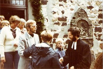 Pastor Biesalski verabschiedet sich nach seinem Ordinationsgottesdienst am 4. September 1983 von den Gottesdienstbesuchern.