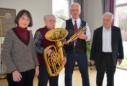 Gründungsmitglieder des Posaunenchors (von links): Hildegard Weis, Ernst Schmidt, Gerhard Brase aus Fuhrberg und Heinz-Gerhard Weis. Foto: Andrea Hesse