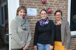 Stephanie Fiebig (Mitte) hat viel über Kleinkindpädagogik und Entwicklungspsychologie gelernt; Tabea Pipenbrink (links) und Pastorin Bettina Praßler-Kröncke haben sie darin bestärkt. Foto: A. Hesse