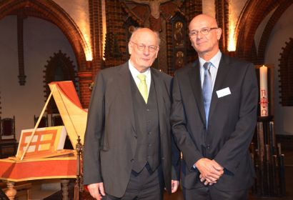 Superintendent Holger Grünjes (rechts) begrüßte Professor Heimo Reimitzer, den Gastreferenten des Jahresempfangs, in der Elisabethkirche. Foto: Andrea Hesse
