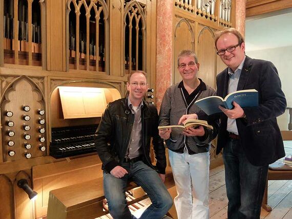 Arne Hallmann (von links), Holger Kiesé und Pastor Rainer Müller-Jödicke bei einer Vorbesprechung an der Orgel der Engelbosteler Martinskirche.
