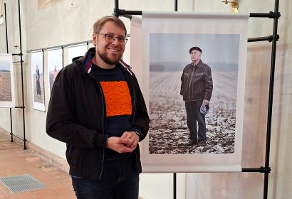 Zur Vorbereitung der Ausstellung in Altwarmbüchen besuchte Pastor Sebastian Müller im Frühjahr die Ausstellung „PASSAGE“ in der Hildesheimer St.-Lamberti-Kirche. Foto: Jessica Jähnert-Müller