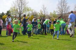 Flotter Start: Die Mädchen und Jungen der evangelischen Kita in Mellendorf rannten für eine neue Küche um die Wette. ©Hesse
