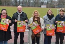 Sie machten im Vorfeld des Sponsorenlaufs Werbung für das Spendenprojekt (von links): Roberta Baumgarte, Rudi Ringe als Moderator, Caren Holstein-Lemke, Sabrina Schinkel und Alexandra Matthaei. Foto: A. Wiese
