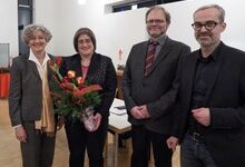 Landessuperintendentin Dr. Ingrid Spieckermann (links),Kirchenkreistagsvorsitzender Ralph Scheferling (2.v.r.), und stellv. Superintendent Mirco Peisert (r.), gratulieren der neuen Superintendentin Sabine Preuschoff-Kleinschmit