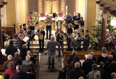 Musikerinnen und Musiker aus verschiedenen Orchestern musizierten in St. Marcus Wettmar.