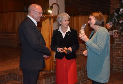 Dank für einen engagierten Vortrag (von links): Dr. Ulrich Schneider, die KV-Vorsitzende Elke Zach und Monika Gotzes-Karrasch, Langenhagens 1. Stadträtin. Foto: Andrea Hesse