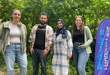Lisa-Marie Ochsmann (von rechts), Amani Al Mistrihi, Tareq Abuabduh, Ehrenamtlicher im Café Kunterbunt, und Sandra Oelker von der Migrationsberatung im Diakonieverband freuen sich auf viele Besucher*innen im Café Kunterbunt. Foto: Johanna Burkart