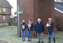 Gemeinsam mit Maik Schwarz (rechts) und Bernhard Orlowski zeigen Maria Wisomiersky (links) und Charlotte Bartmer den Gemeindebrief mit dem Altarbild auf dem Titel. Foto: Andrea Hesse