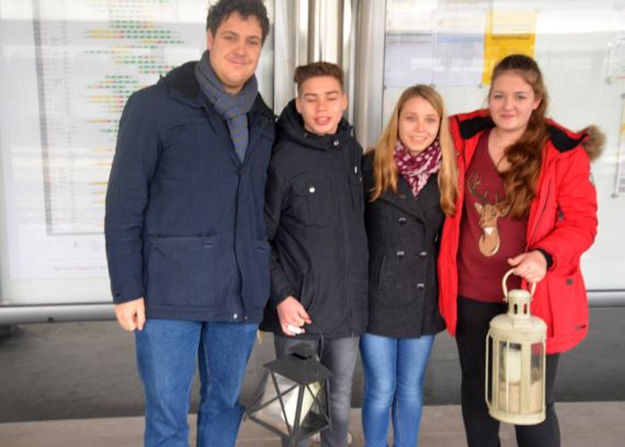 Jugendliche aus Wettmar holen das Friedenslicht aus Hannover ab.