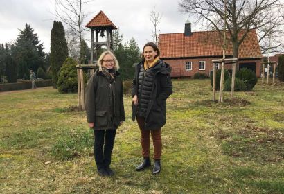 Annette Hahne (links) und Beate Meyer-Bothling zwischen den jungen Eichen und Birken, unter denen ab 2021 Baumbestattungen möglich sind. Foto: Andrea Hesse