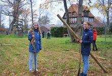 Anna und Maria Wisomiersky pflanzen einen Herbstapfel der uralten Sorte Goldparmäne. Foto: Andrea Hesse