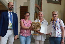 Laudator Hansjörg Federmann (von links) ehrt die Preisträgerinnen aus der evangelischen Kirchengemeinde Mellendorf: Fundaiserin Dr. Anke Kappler, Kirchenvorsteherin Christiane Höppner-Groth und Anke Cohrs vom Familienzentrum „emilie“. Foto: Stephan Schwie