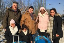 Goitseone Segwati bei ihrer Ankunft in Isernhagen mit ihrer Gastfamilie und Pastor Karsten Henkmann. Foto: Dörte Behn-Hartwig