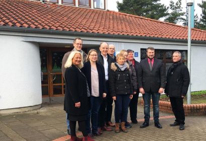Landesbischof Ralf Meister (4. von links) und Bürgermeister Helge Zychlinski (2. von rechts) mit ihren Gesprächspartner*innen vor der KiTamiTu. Foto: Andrea Hesse