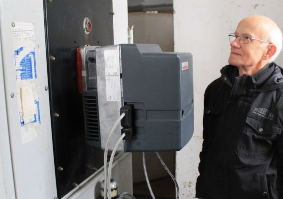 Küster Werner Dybek hat sein Sorgenkind, die Heizungsanlage in der Brelinger Kirche, im Blick.