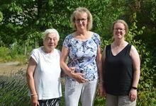 Elisabeth Drewitz (von links) und Anke Gebhardt haben sehr schnell einen Draht zueinander gefunden – zur Freude von Kirchenkreissozialarbeiterin Jessica Kind. Fotos: Andrea Hesse