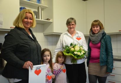 Die Spende des Vereins „Ein Herz für Kinder“ bringt sie ihrem Ziel ein großes Stück näher (von links): Caren Holstein-Lemke, Emma, Melissa, Gabriele Klages und Christiane Janz. Bild: A. Hesse