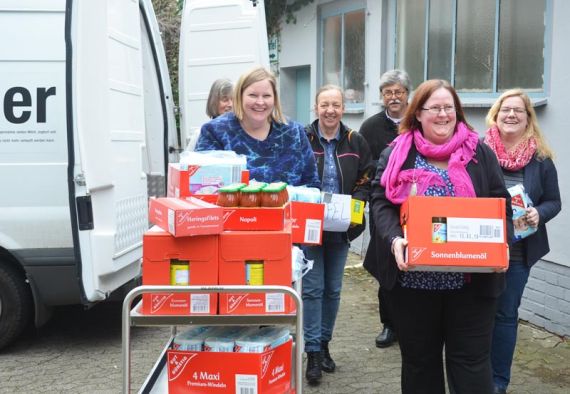 Öl, Tomatensoße, Heringsfilets und Windeln: Vertreterinnen der Kirchengemeinden St. Petri und St. Marcus packen zusammen mit Gerd Duckstein beim Transport mit an. Foto: Andrea Hesse