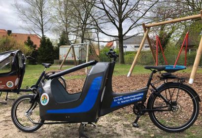 Bakfiets (im Hintergrund) und Libelle stehen in der Brelinger Kita St. Martini zum Verleih bereit.