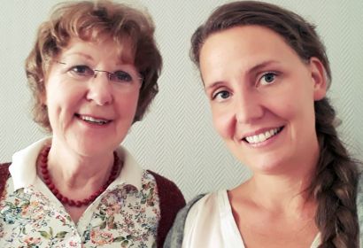 Monika v. Moller (links) und Kathrin Linde setzen sich mit dem Verhältnis von Müttern und Großmüttern auseinander.