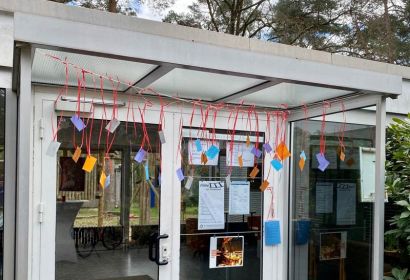 Vor der Tür der Christophorus-Kirche in Bissendorf-Wietze warten Karten mit Mutmachworten darauf, abgepflückt zu werden.