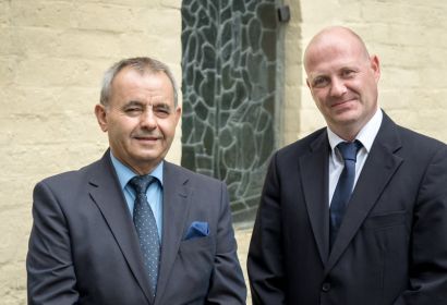 Abschied und Neubeginn: Siegfried Kühn (links) und Kevin Gaw nach dem Gottesdienst in St. Petri.