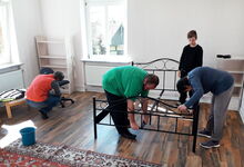 Im Obergeschoss richten Sabine Jakob (von links), Tim Schräpel, Konfirmand Paul Recklies und Jutta Schräpel einen Schlafraum ein. Foto: Friedrich Bernstorf