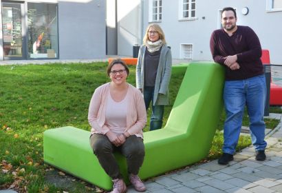 Anna Thumser (links) und Dagmar Stoeber freuen sich über die Unterstützung durch Przemek Peters. Foto: Andrea Hesse